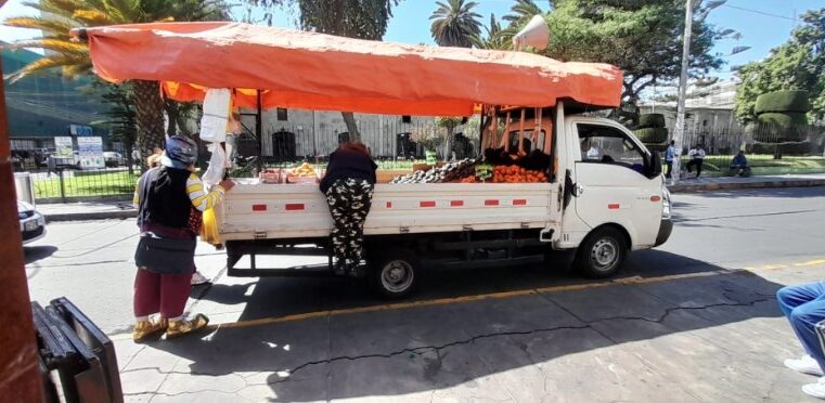 Camiones fruteros ocupan vías y agravan congestión en Arequipa