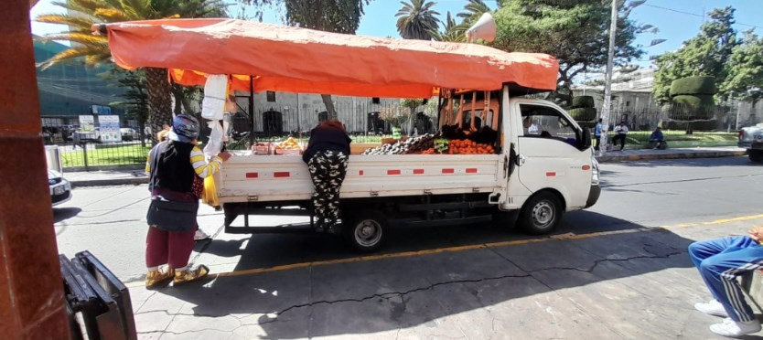 Camiones fruteros ocupan vías y agravan congestión en Arequipa