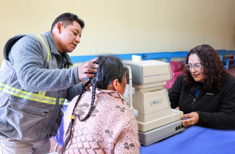 Campaña oftalmológica gratuita beneficia a familias de Caylloma y Jachaña