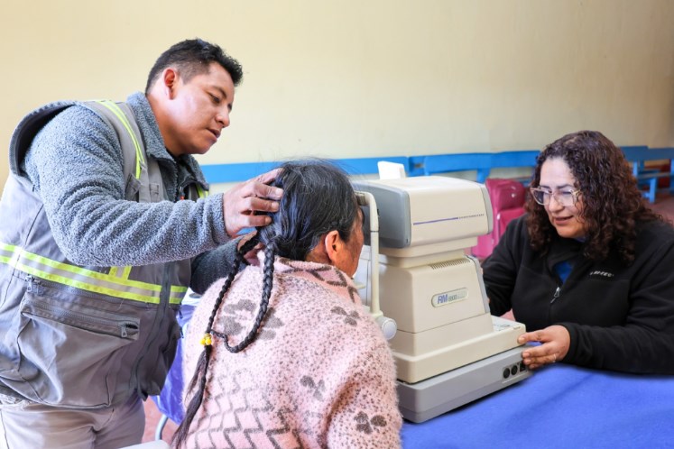Campaña oftalmológica gratuita beneficia a familias de Caylloma y Jachaña