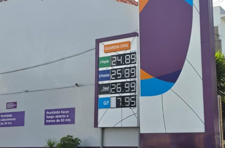 Combustibles suben 15 % y grifos alertan retrasos en distribución
