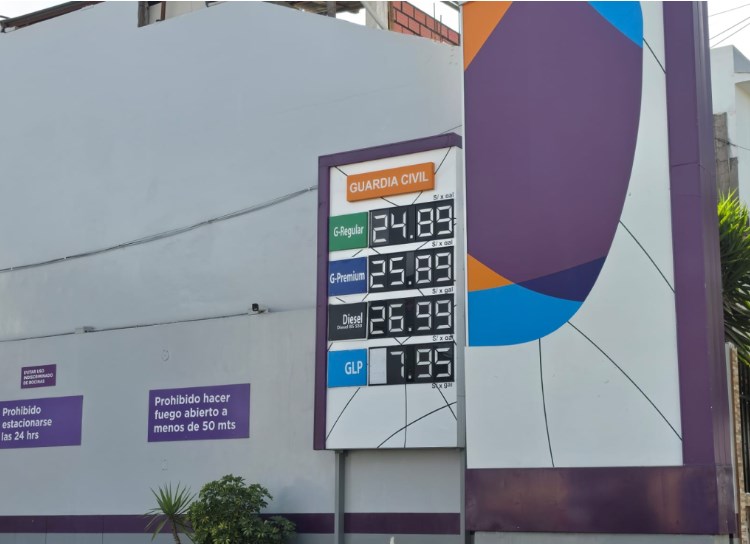 Combustibles suben 15 % y grifos alertan retrasos en distribución