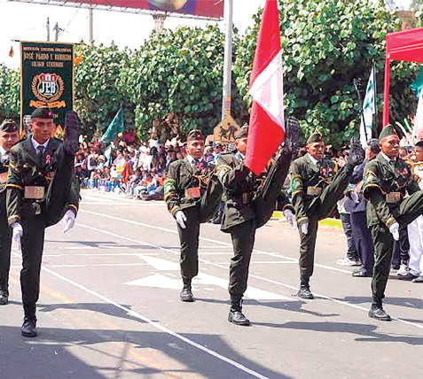 Celebran Fiestas Patrias con multitudinario desfile escolar y despliegue policial