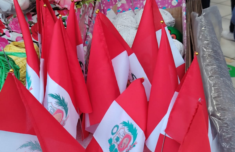 El rojo y blanco aún espera compradores: venta de banderas avanza con lentitud