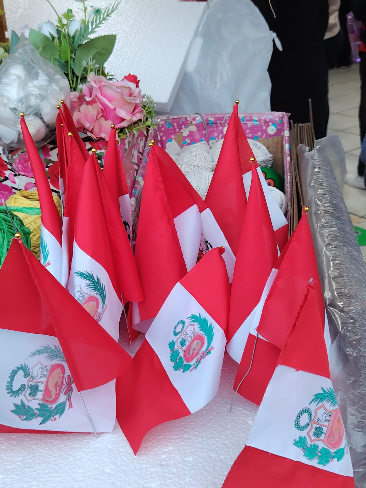 El rojo y blanco aún espera compradores: venta de banderas avanza con lentitud