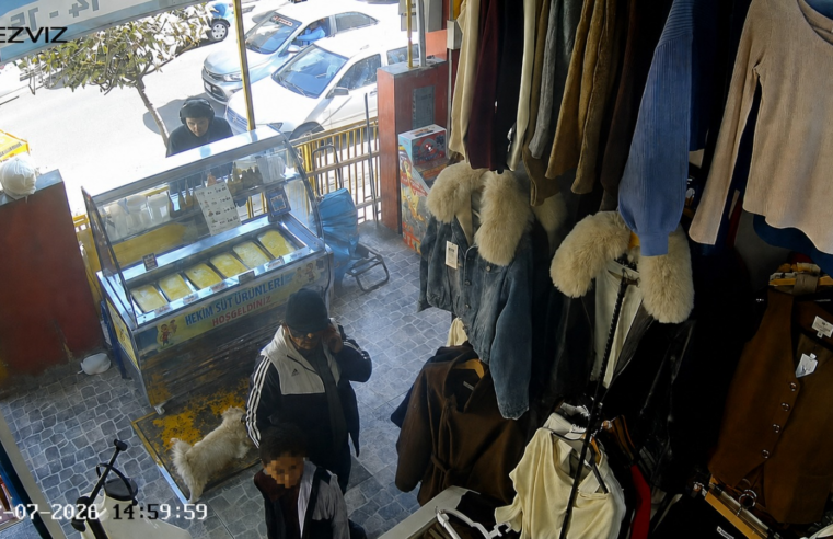 Delincuentes usan a niño para robar en la Feria El Altiplano.