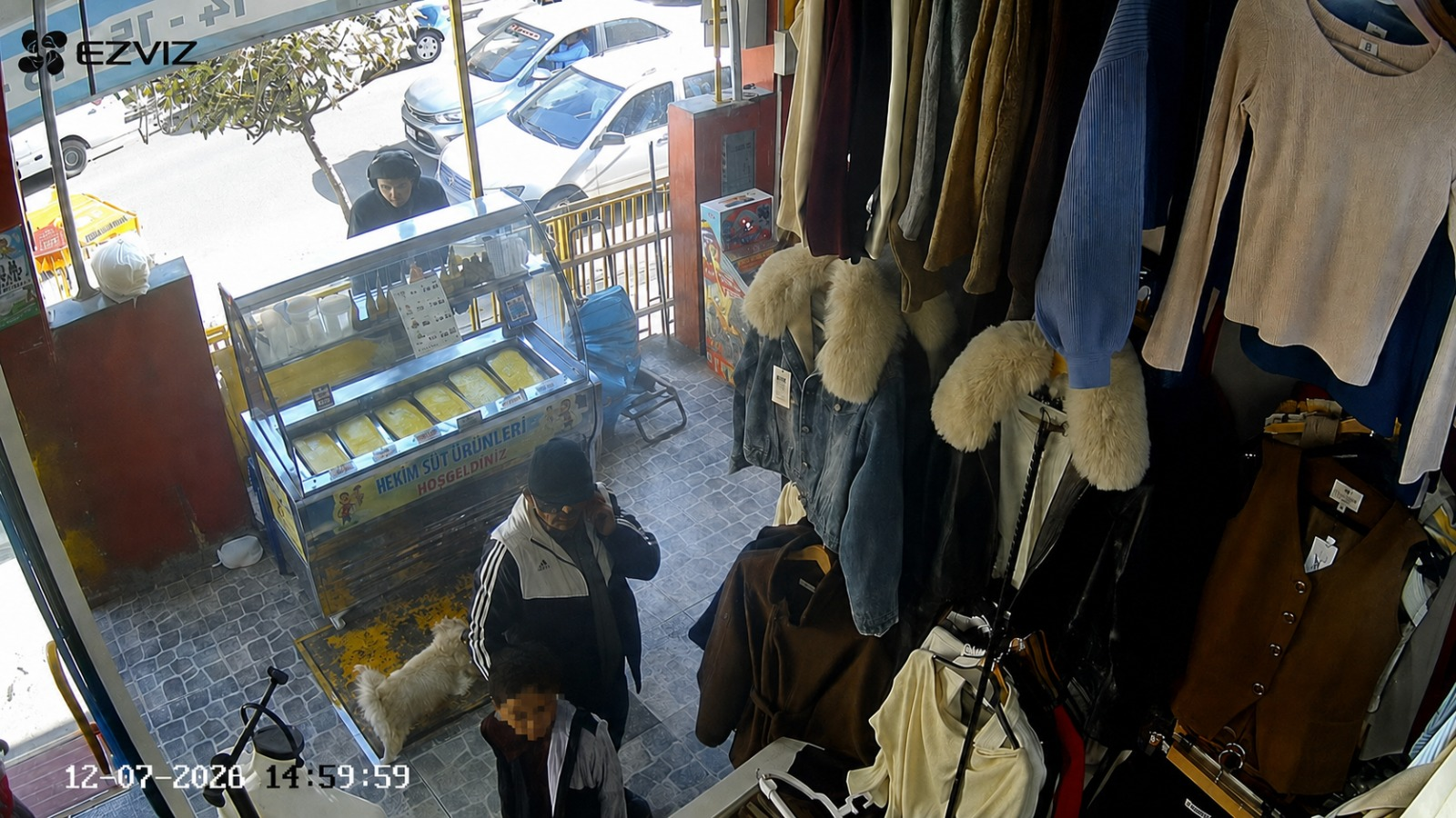 Delincuentes usan a niño para robar en la Feria El Altiplano.