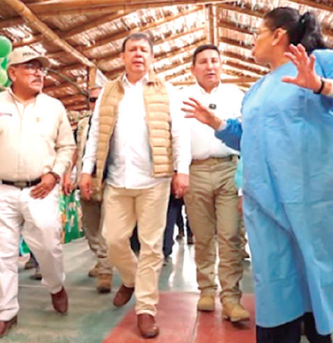 Ministros supervisan avance de moderno Centro de Salud Parcona