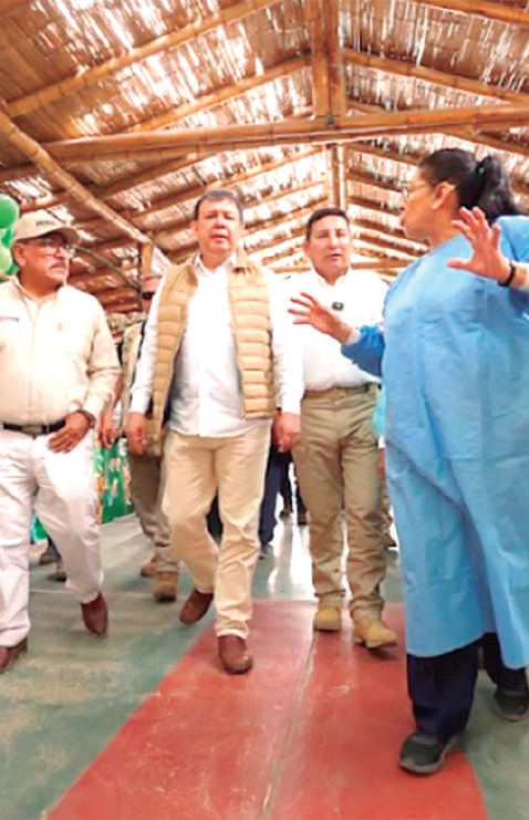 Ministros supervisan avance de moderno Centro de Salud Parcona