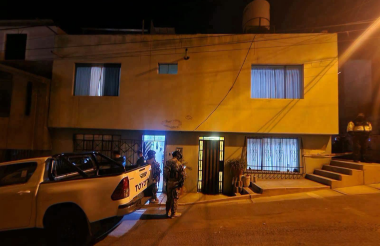 Policías investigados por entregar armas a traficantes de terrenos