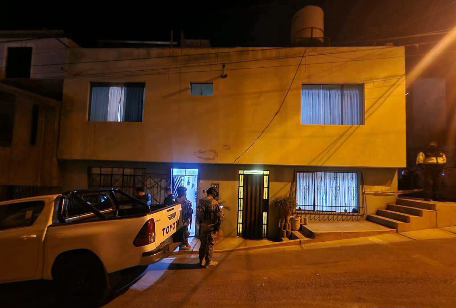 Policías investigados por entregar armas a traficantes de terrenos