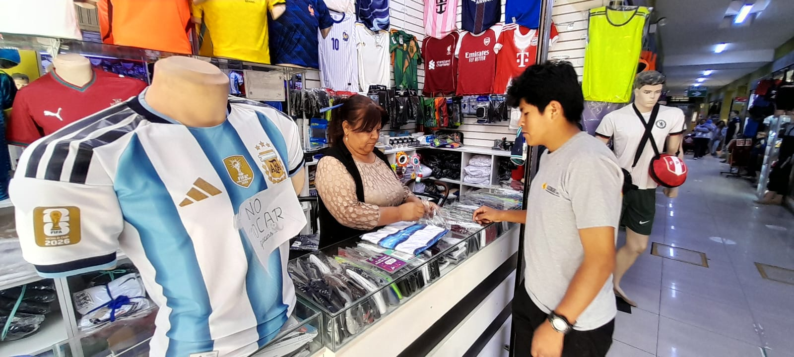 Arequipeños compran camisetas de Messi por la fiebre mundialista