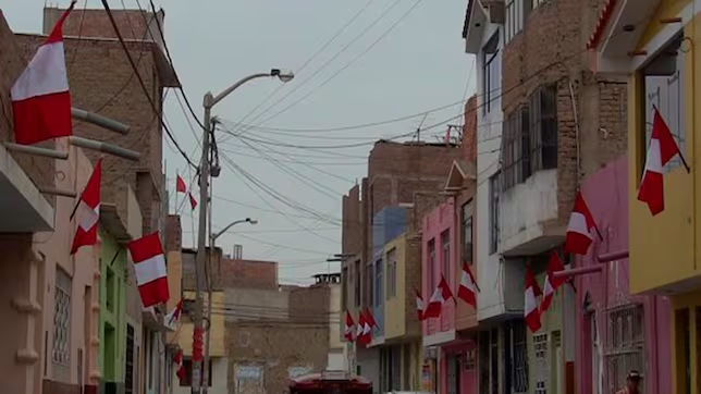 Multas de más de 267 soles por no colocar bandera en viviendas