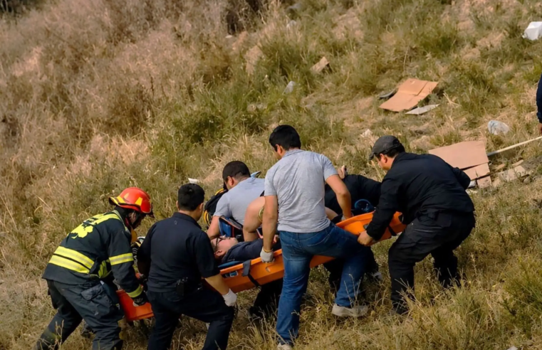 Catorce muertos y cinco heridos tras caída de combi a un abismo