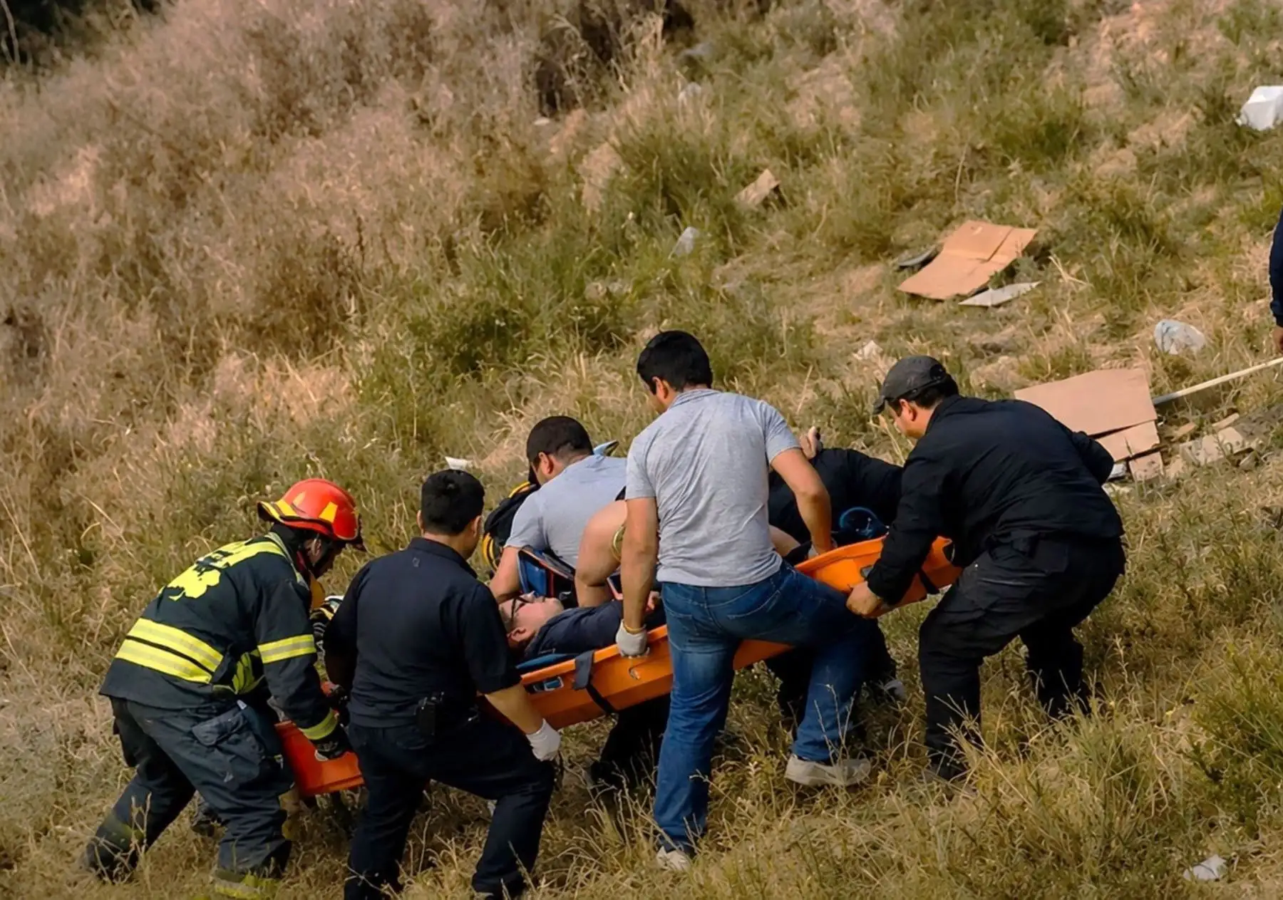 Catorce muertos y cinco heridos tras caída de combi a un abismo