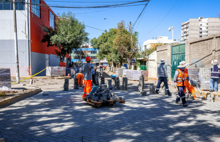 Adoquinado de la calle Fernández Dávila alcanza 85 por ciento de avance
