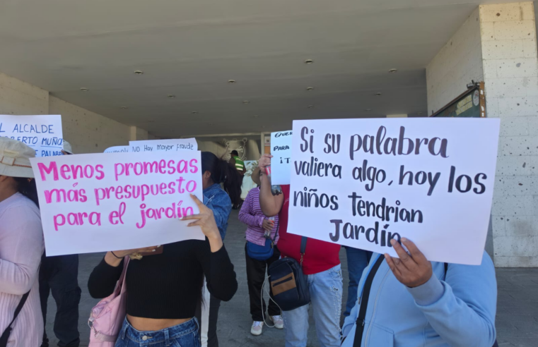 Alcalde de Socabaya promociona obra escolar que no comenzó