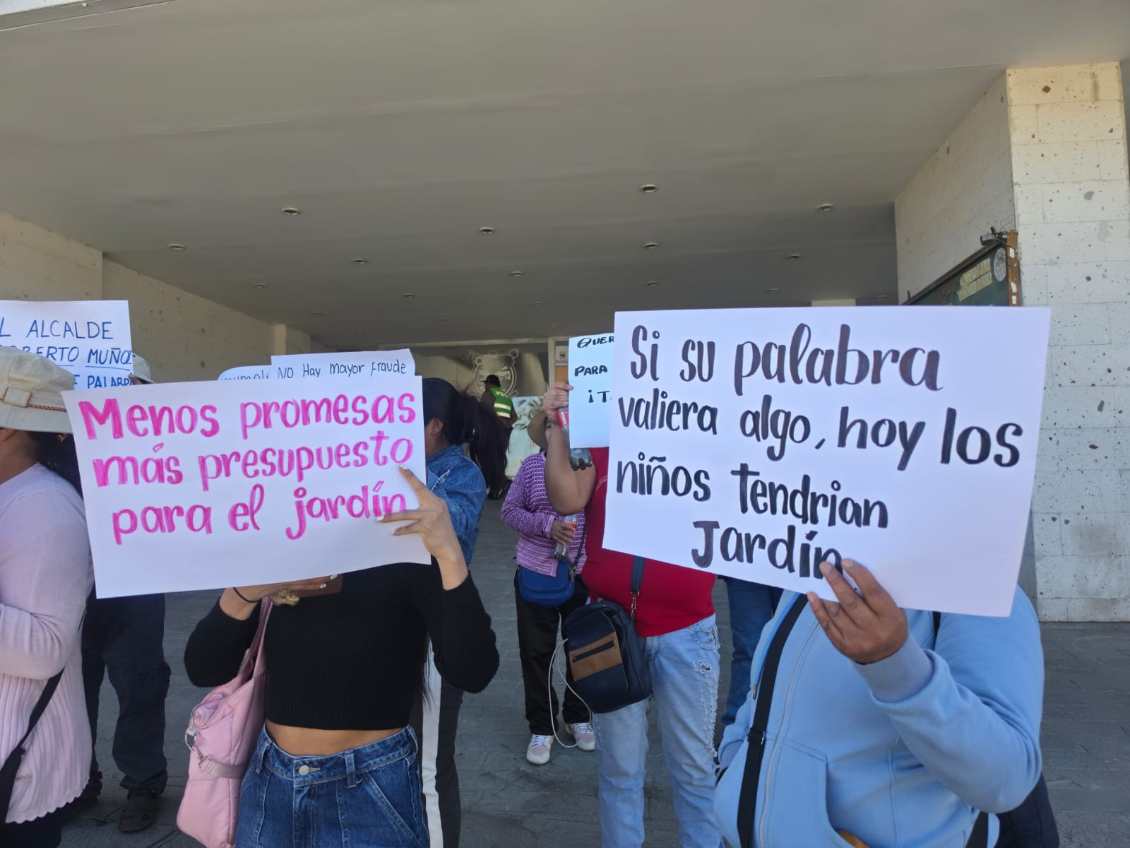 Alcalde de Socabaya promociona obra escolar que no comenzó