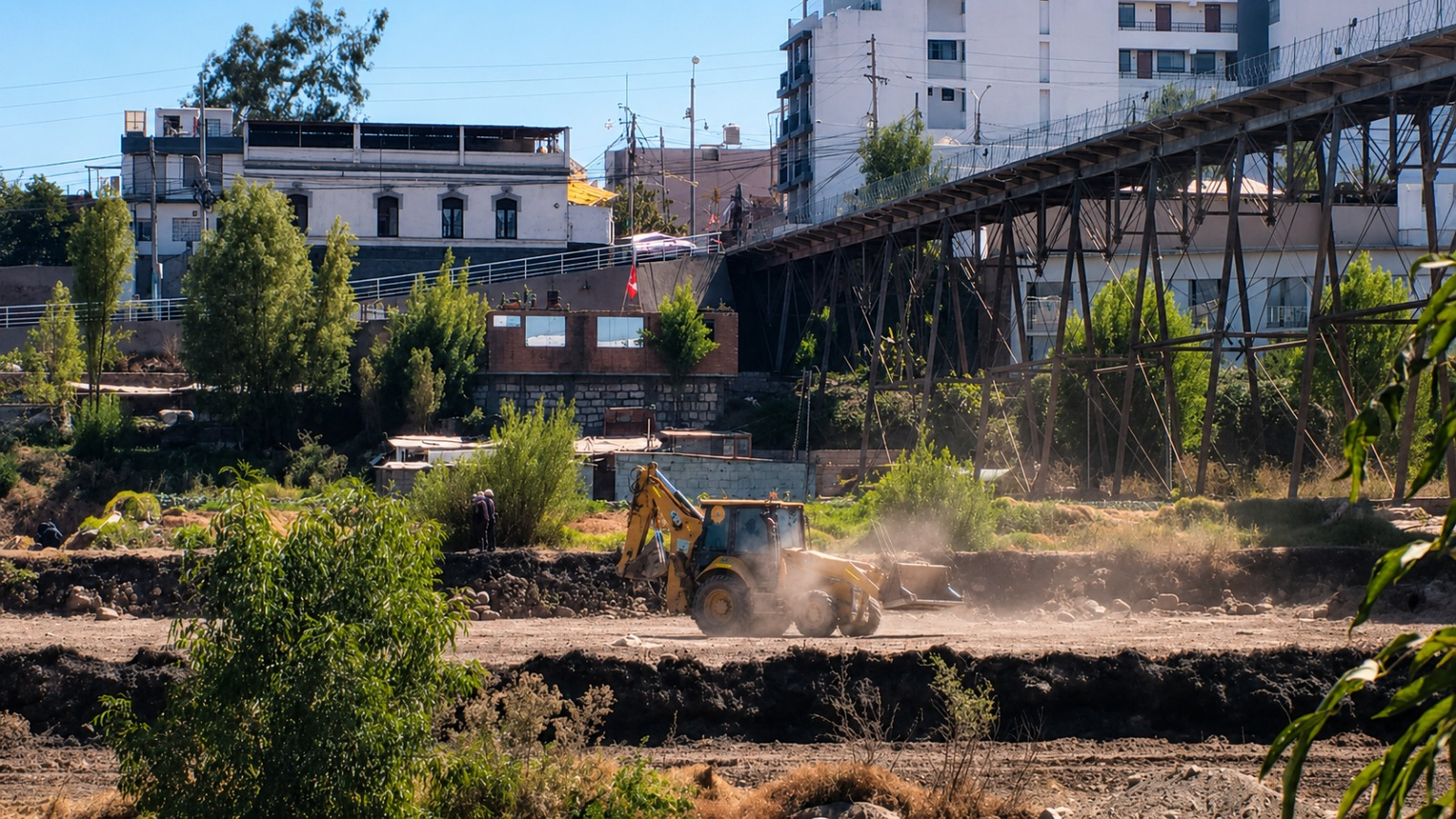Excavaciones amenazan bases del histórico puente Fierro