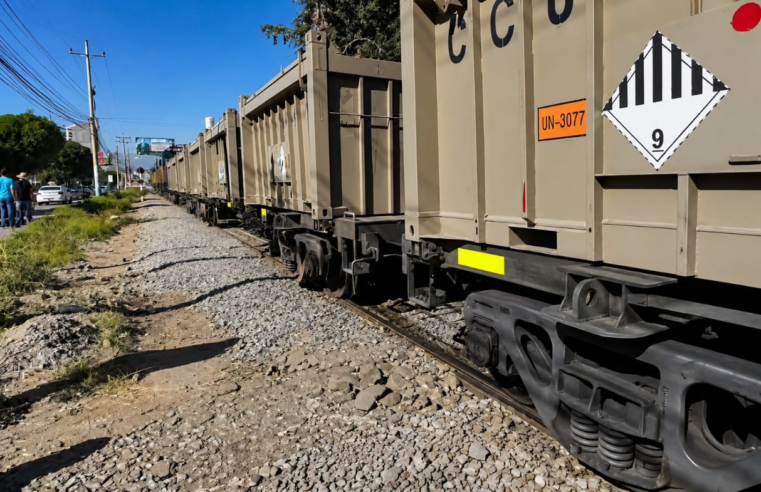 Conductor provoca accidente por intentar ganarle el paso al tren