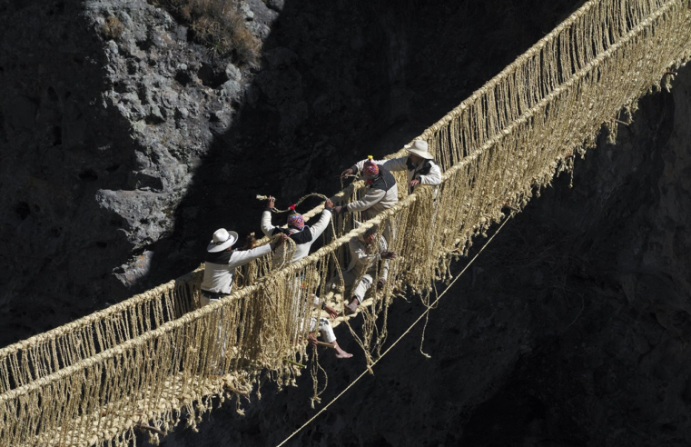 Miles de comuneros renuevan el último puente inca Q’eswachaka