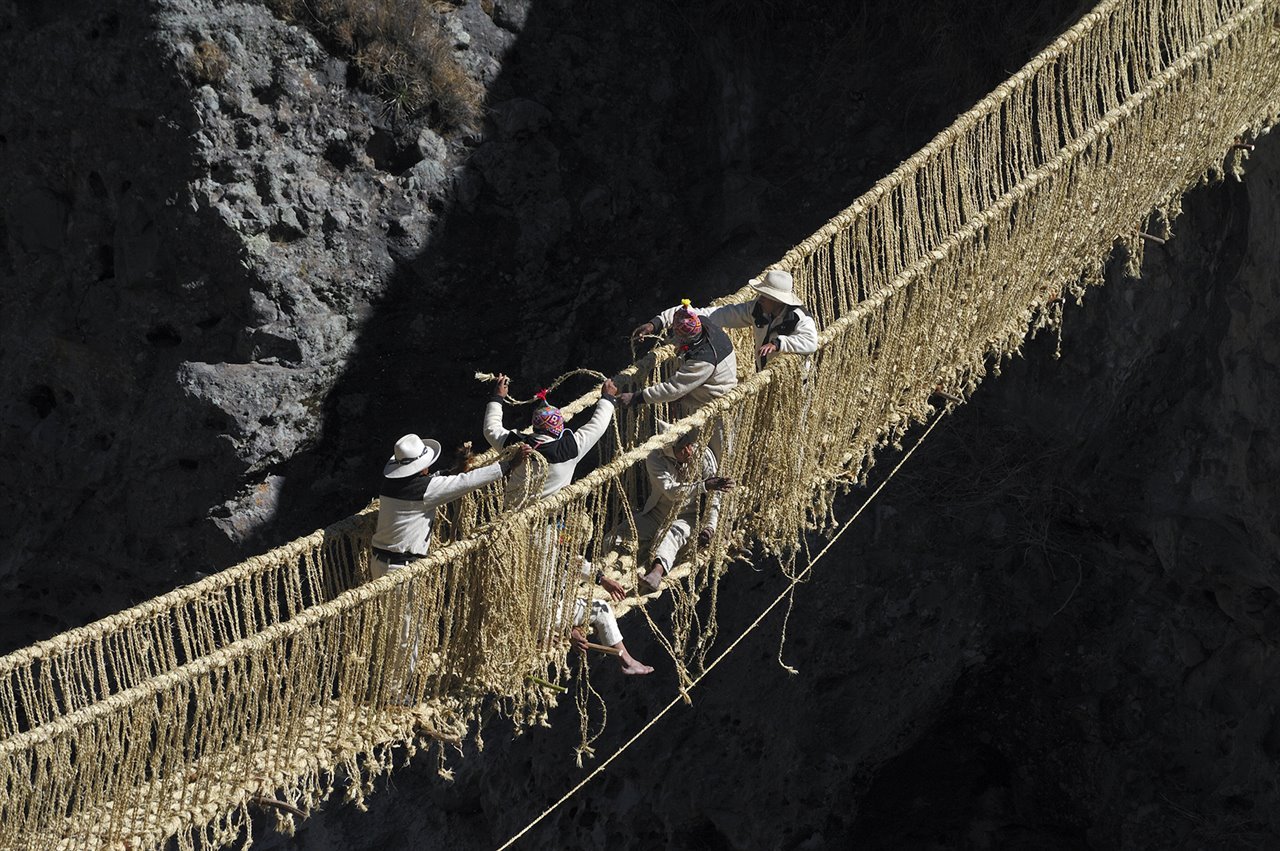 Miles de comuneros renuevan el último puente inca Q’eswachaka