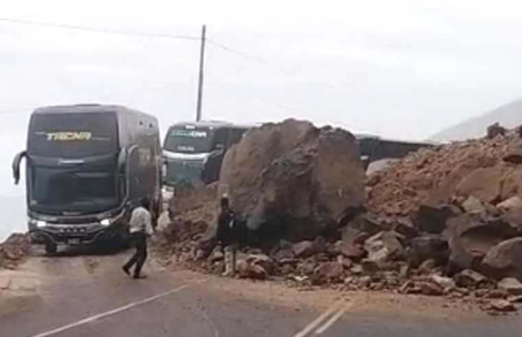 Derrumbe de rocas restringe el tránsito en la Panamericana Sur