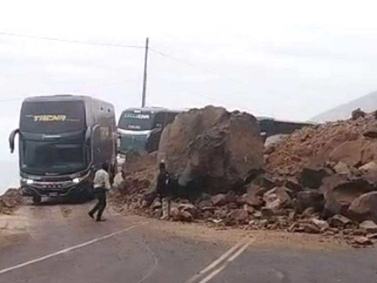 Derrumbe de rocas restringe el tránsito en la Panamericana Sur