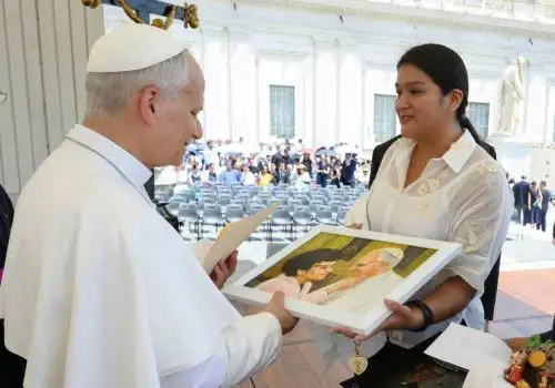 Ahijada del papa León XIV le entrega invitación para visitar Chulucanas