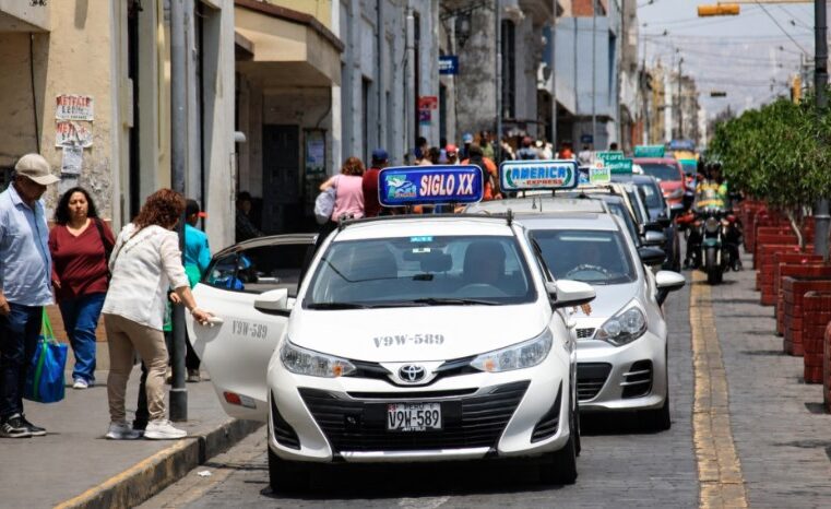 Amplían SETARE para formalizar a 17 mil taxistas.