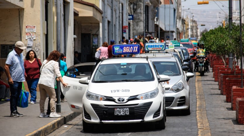 Amplían SETARE para formalizar a 17 mil taxistas.