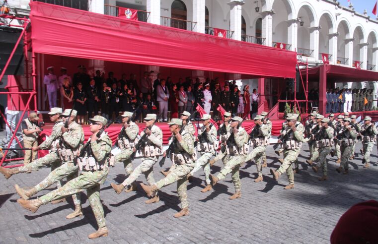 Instituciones rinden homenaje a Arequipa con tradicional desfile en la Plaza de Armas