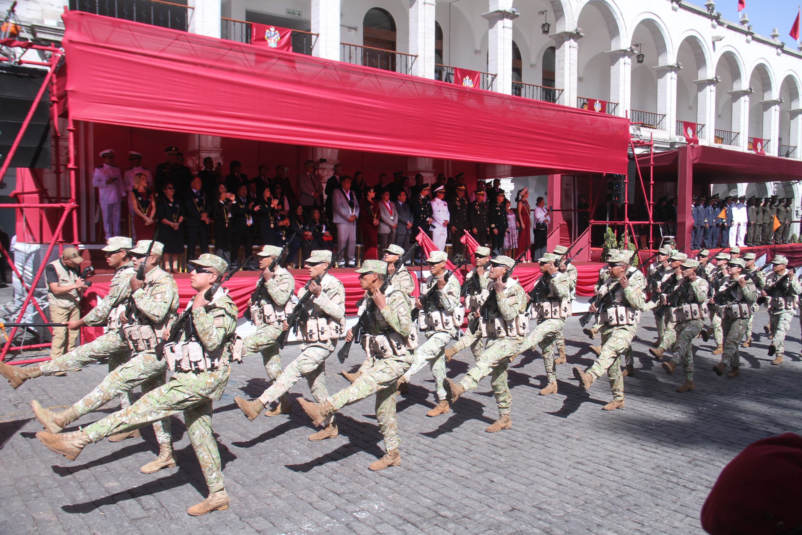 Instituciones rinden homenaje a Arequipa con tradicional desfile en la Plaza de Armas