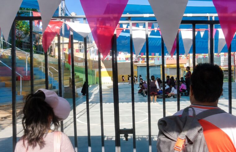 Padres denuncian que director castiga tardanzas con ejercicios.