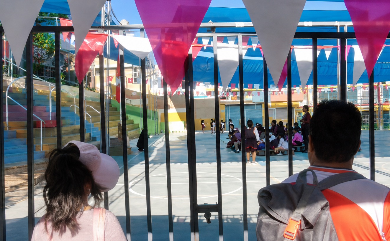 Padres denuncian que director castiga tardanzas con ejercicios.