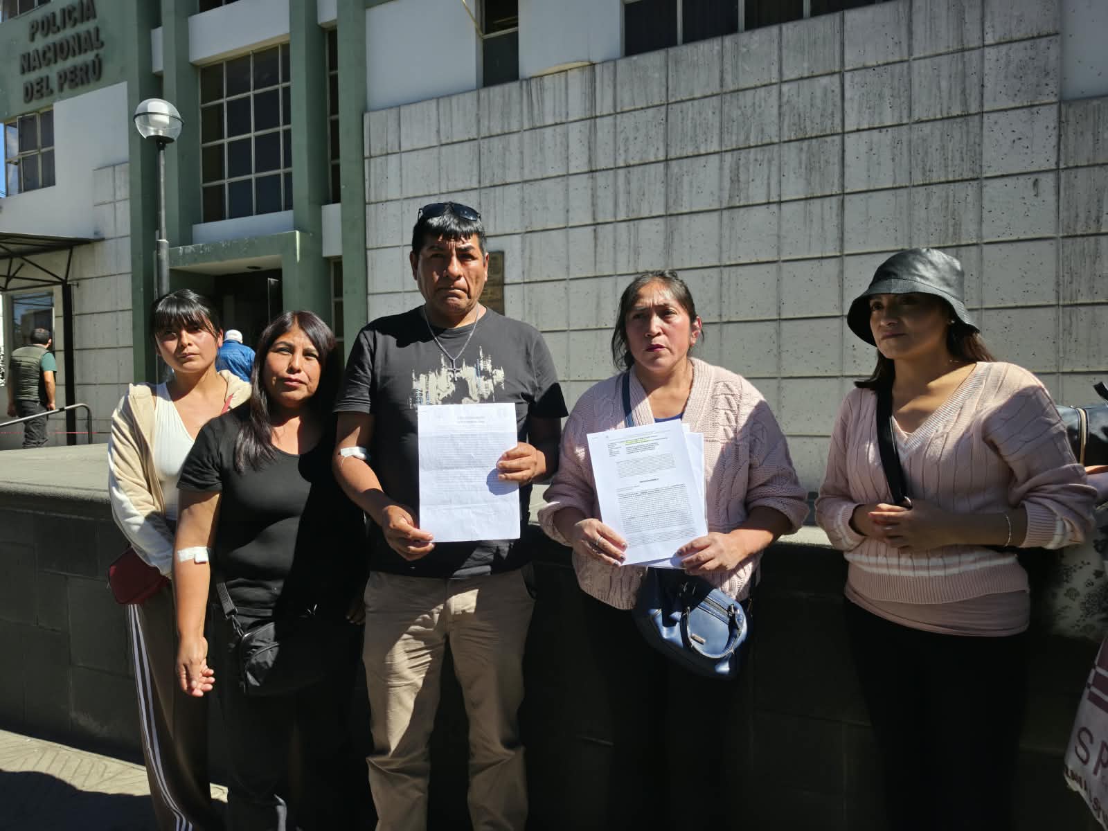 Familiares exigen captura de acusado de apuñalar a pareja