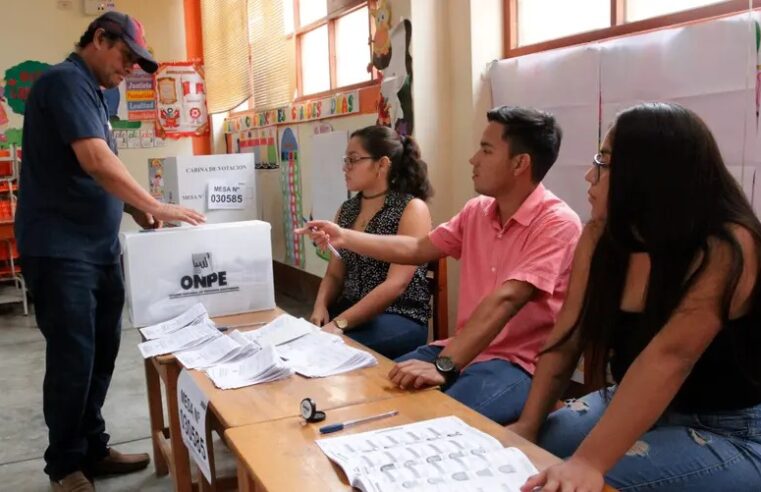 Alcaldes sortean prohibición y buscan reelegirse tras renuncias