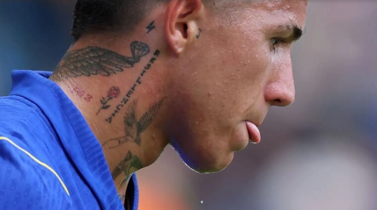 Abuchean al argentino Fernández en el fútbol inglés