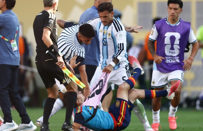 Fifa suspende diez fechas a Leandro Paredes por fomentar la violencia