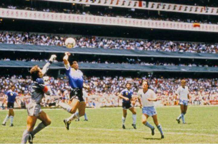 Pagaron más de 3 millones de dólares por el balón del gol de «la Mano de Dios»
