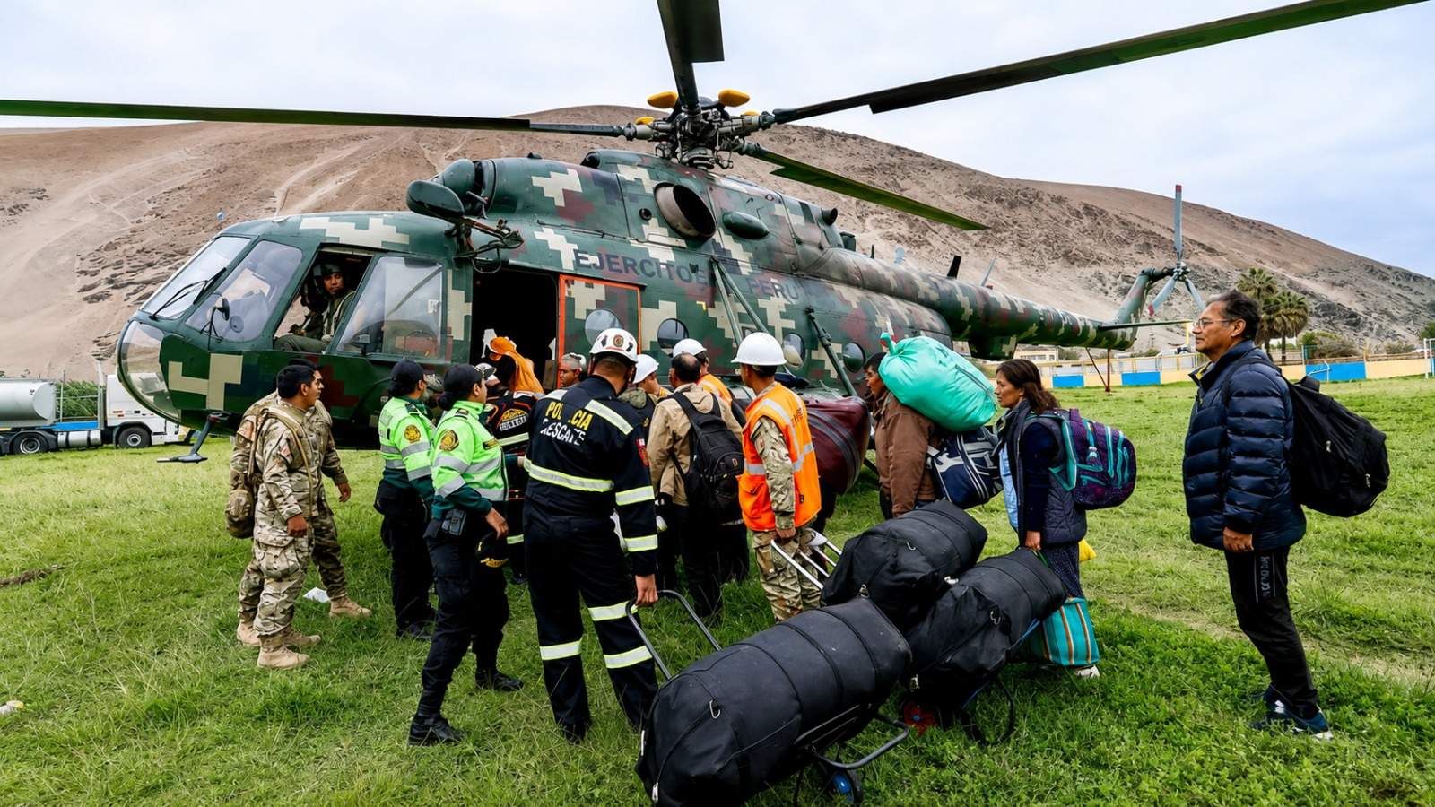 Puente aéreo evacuó a 650 personas varadas en Ocoña