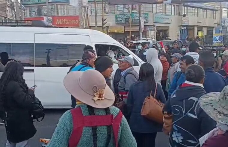 Transportistas informales se aprovechan de la falta de transporte en Arequipa