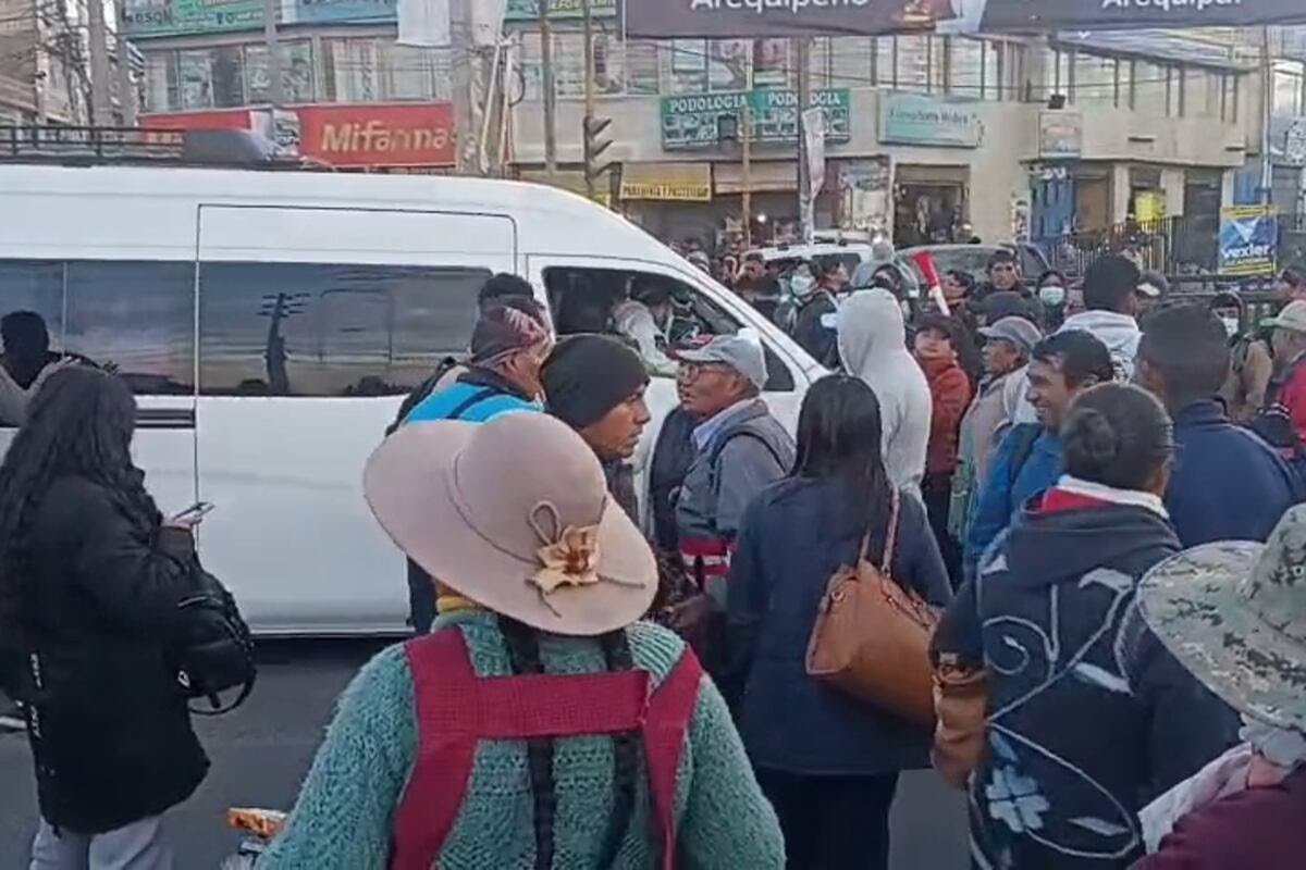 Transportistas informales se aprovechan de la falta de transporte en Arequipa