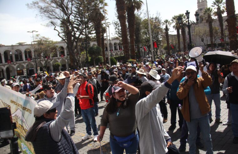 Transportistas suspenden protesta hasta el martes 18 de agosto