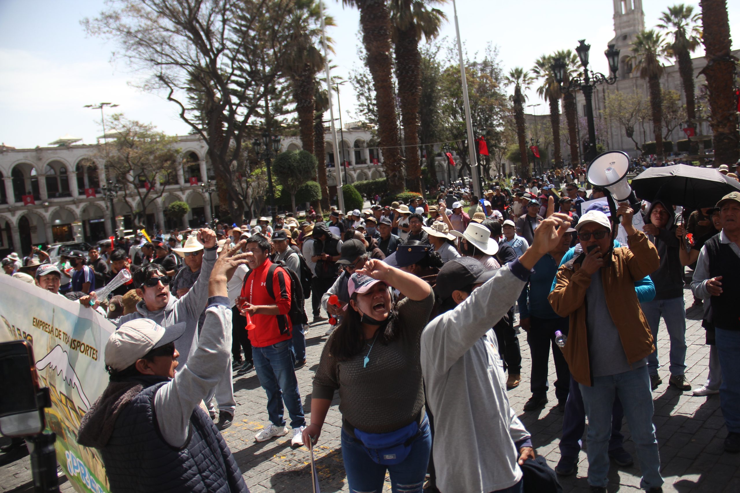 Transportistas suspenden protesta hasta el martes 18 de agosto