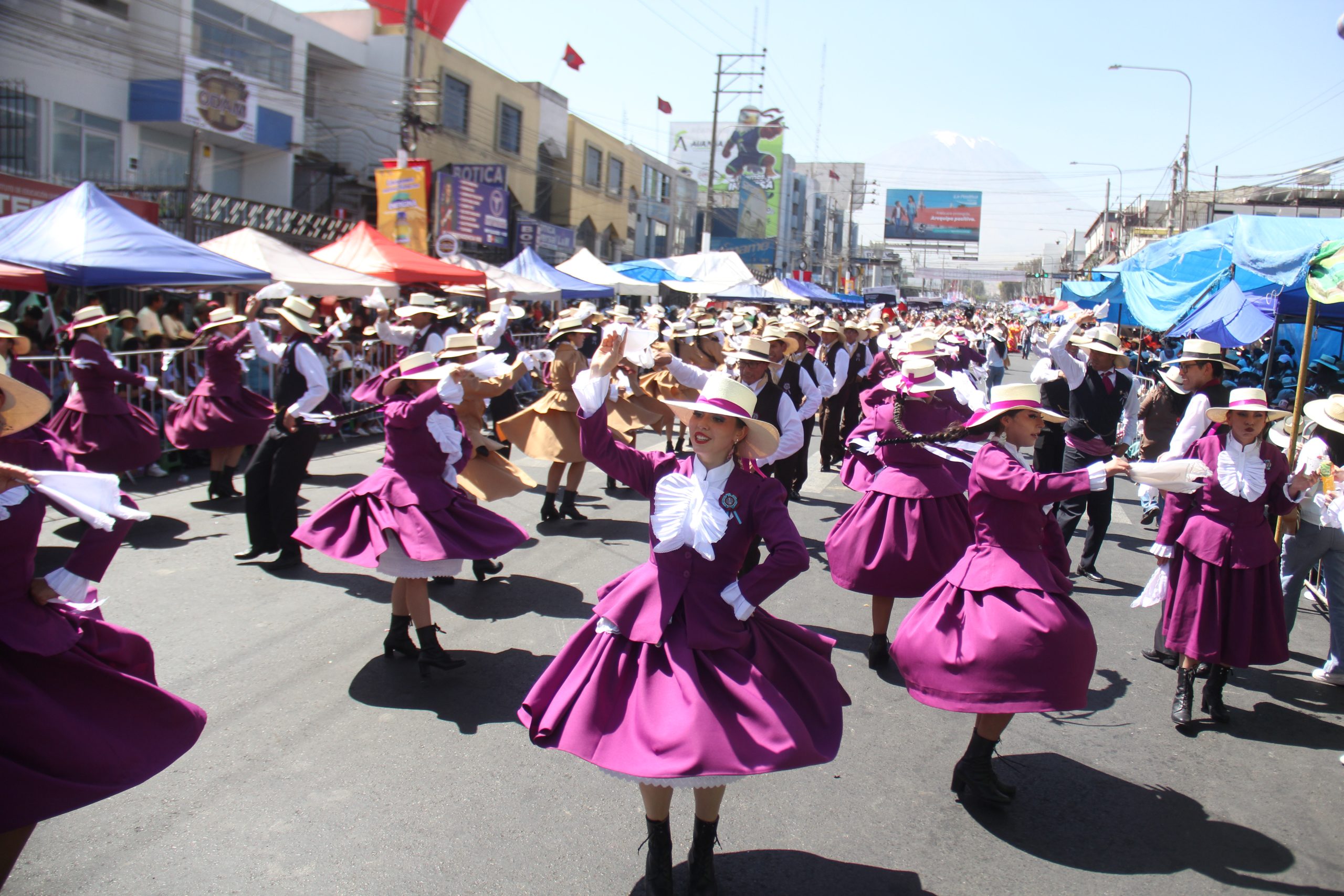 Corso de la Amistad mostró danzas, música y carros alegóricos en calles de Arequipa