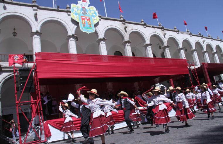 La Ciudad Blanca abre su mes jubilar entre tradición cívica y costumbres andinas