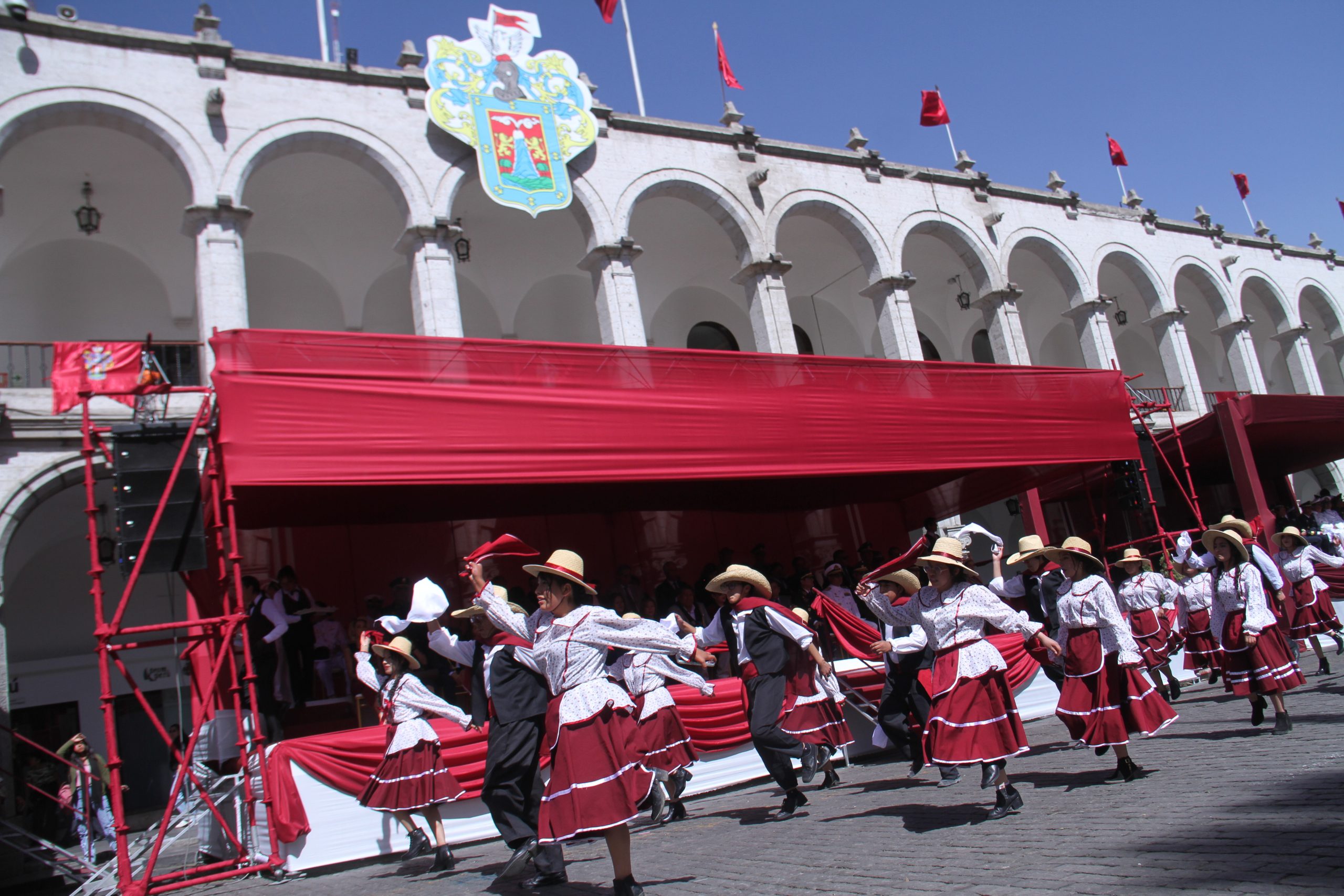 La Ciudad Blanca abre su mes jubilar entre tradición cívica y costumbres andinas