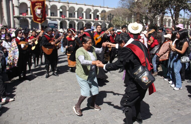 Pasacalle de tunas llenó de música y alegría las calles de Arequipa