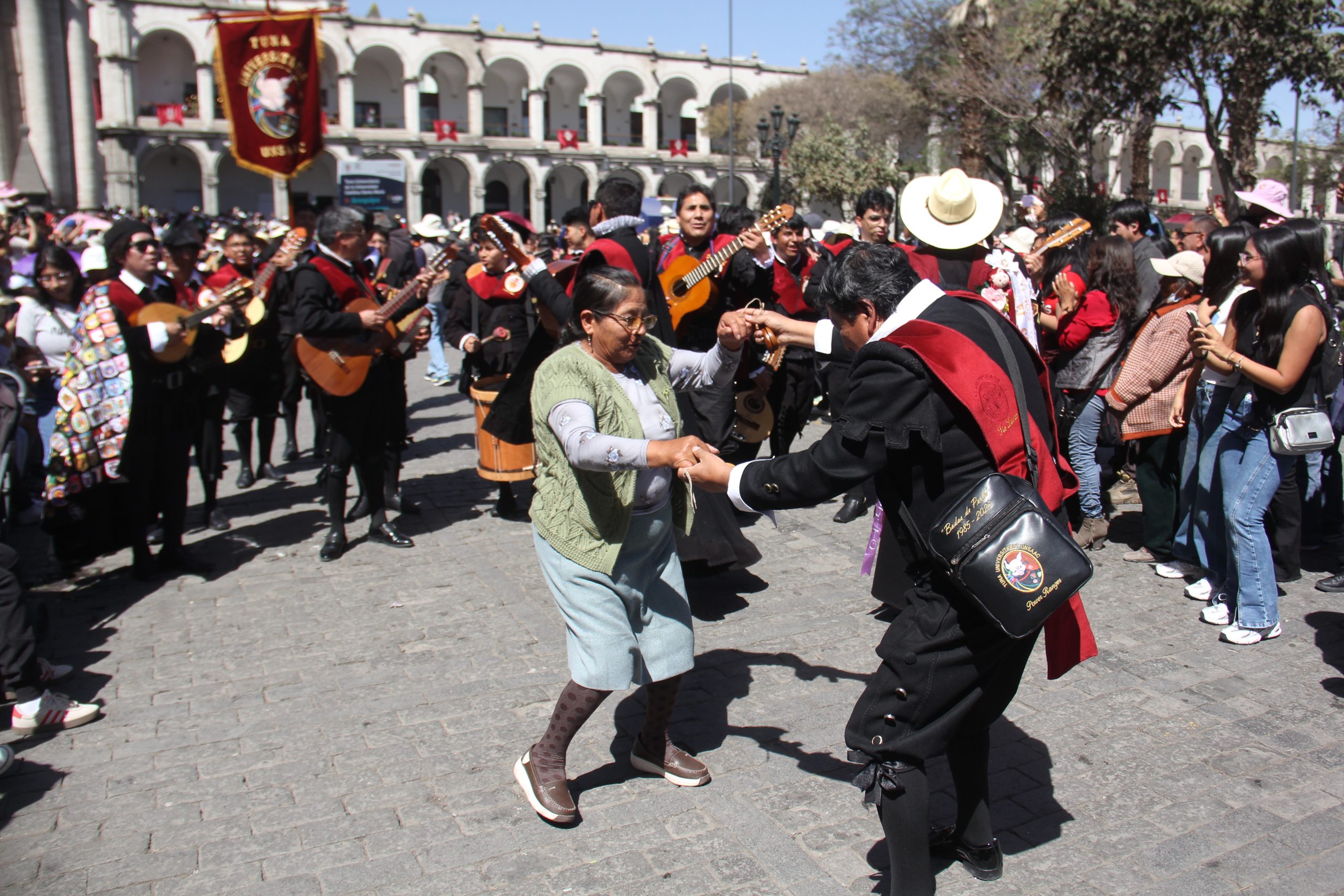 Pasacalle de tunas llenó de música y alegría las calles de Arequipa